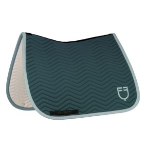 Dressage saddle pad with wave quilting