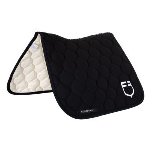 Dressage saddle pad with onion quilting
